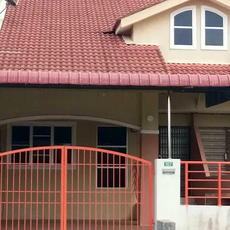 Homestay Mama Razzin Kuala Kangsar Exterior photo